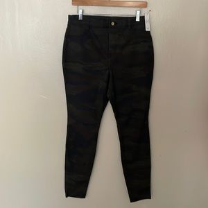 NWT Time and Tru Camo High Rise Jegging. Large